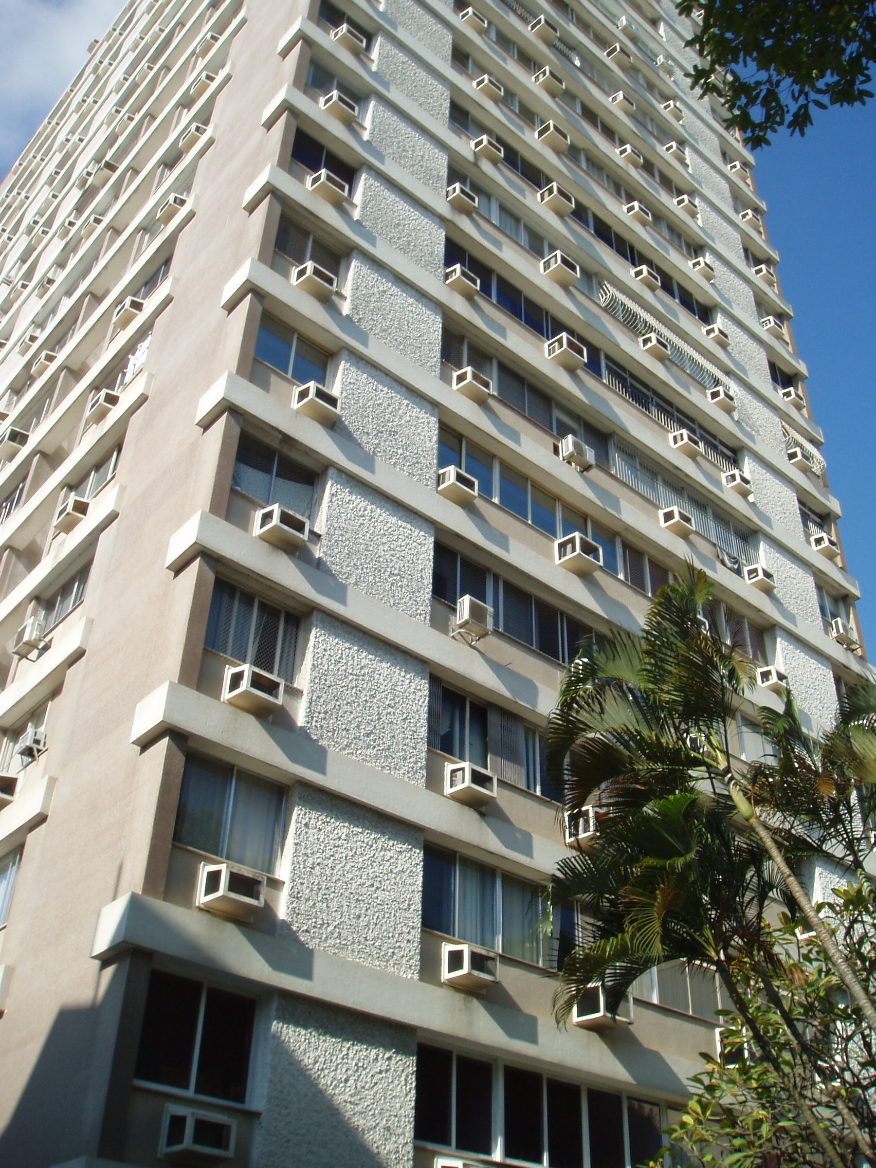 Leia mais sobre o artigo Laranjeiras – 2 quartos – Rua Pinheiro Machado. (Apartamento padrão)